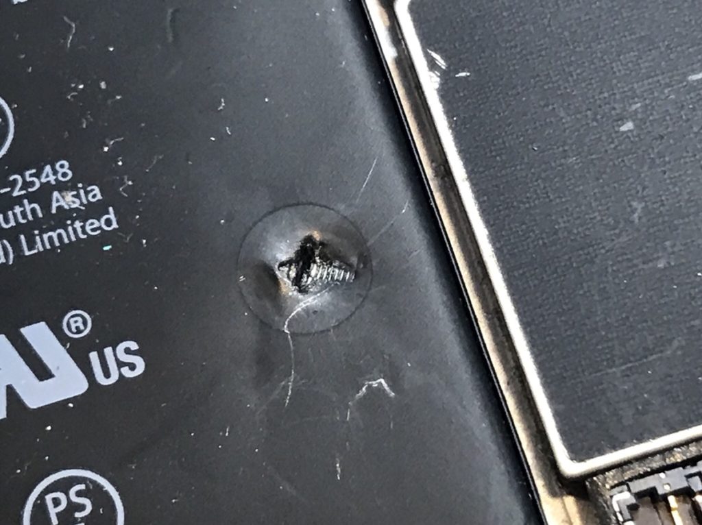 iPhoneのバッテリーに開けられた穴