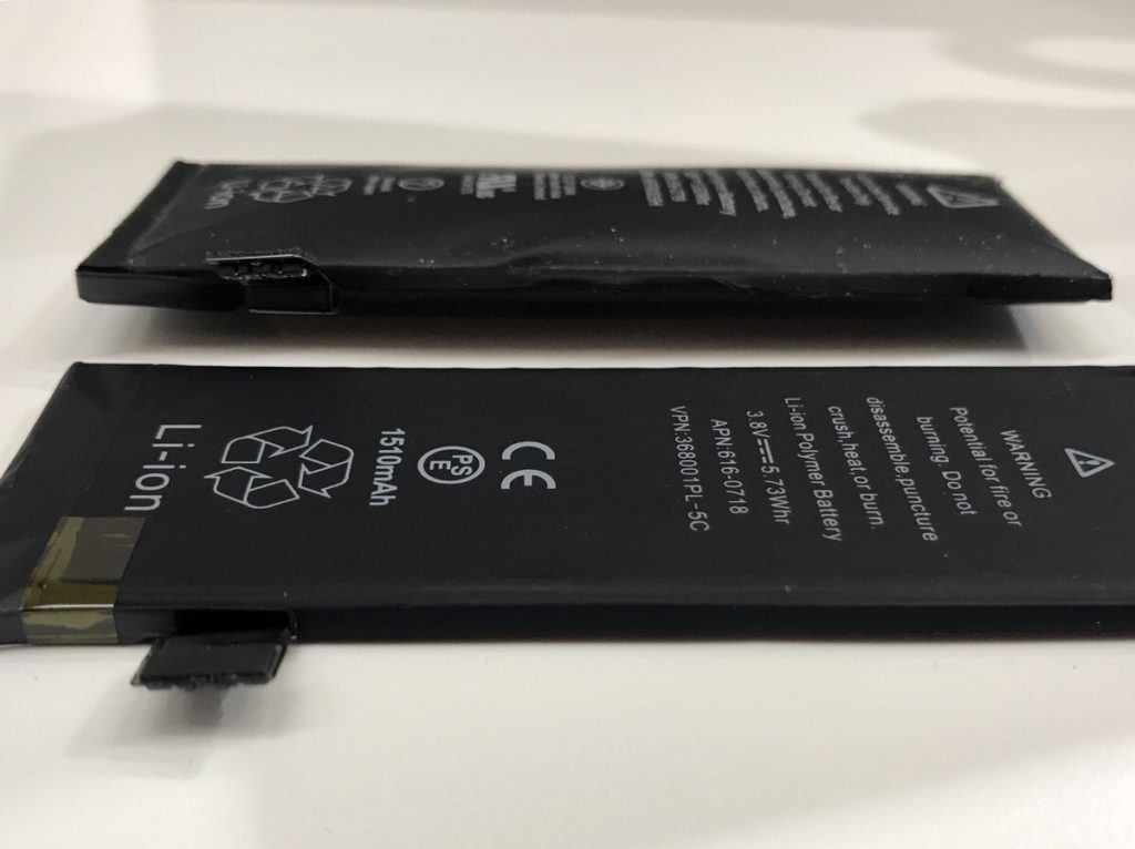 バッテリーが膨張したｉＰｈｏｎｅと通常のアイフォンを比べた図
