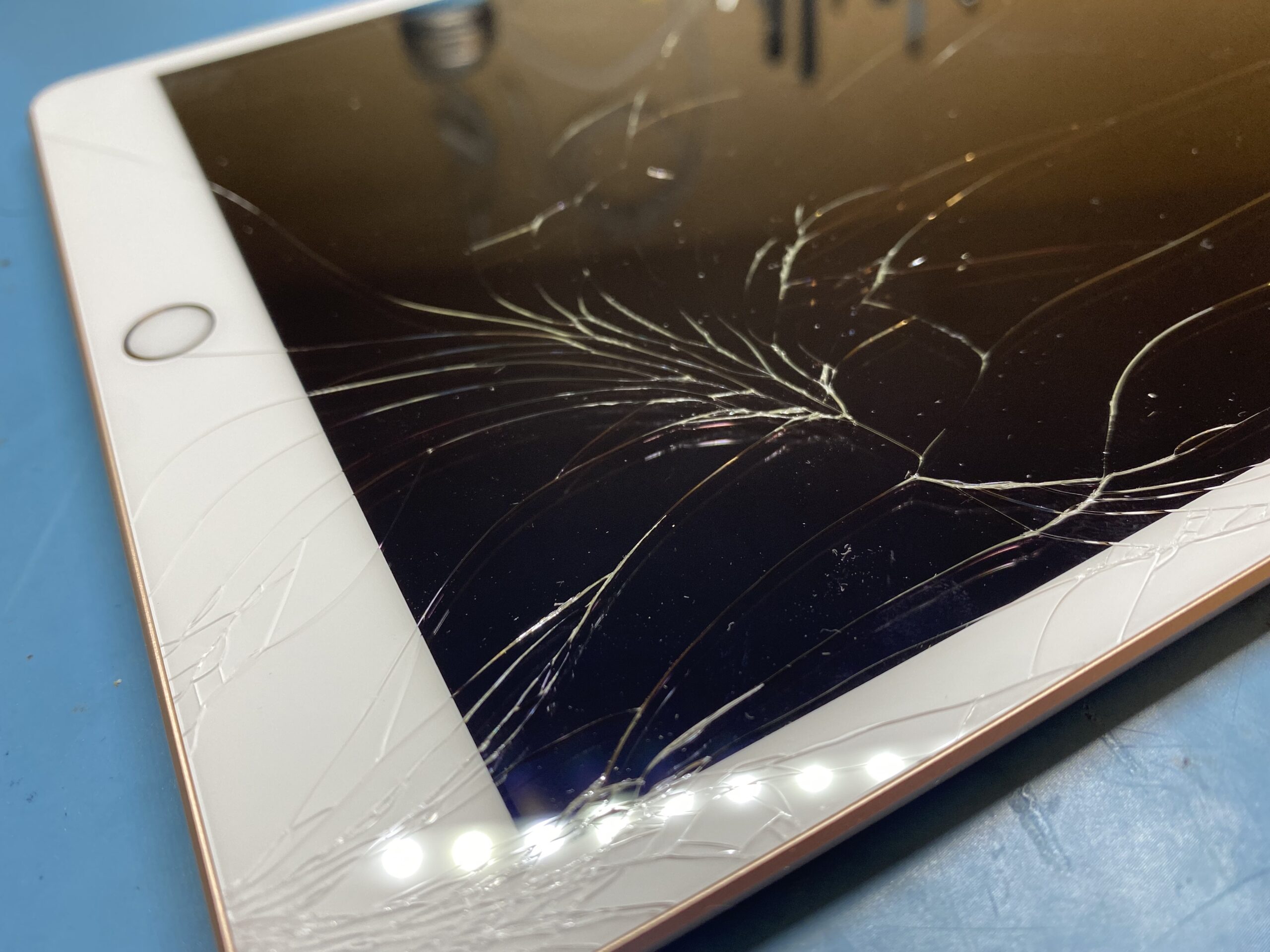 iPad第7世代のフロントガラス割れ😱 | 札幌でiPhone修理・故障は安心の